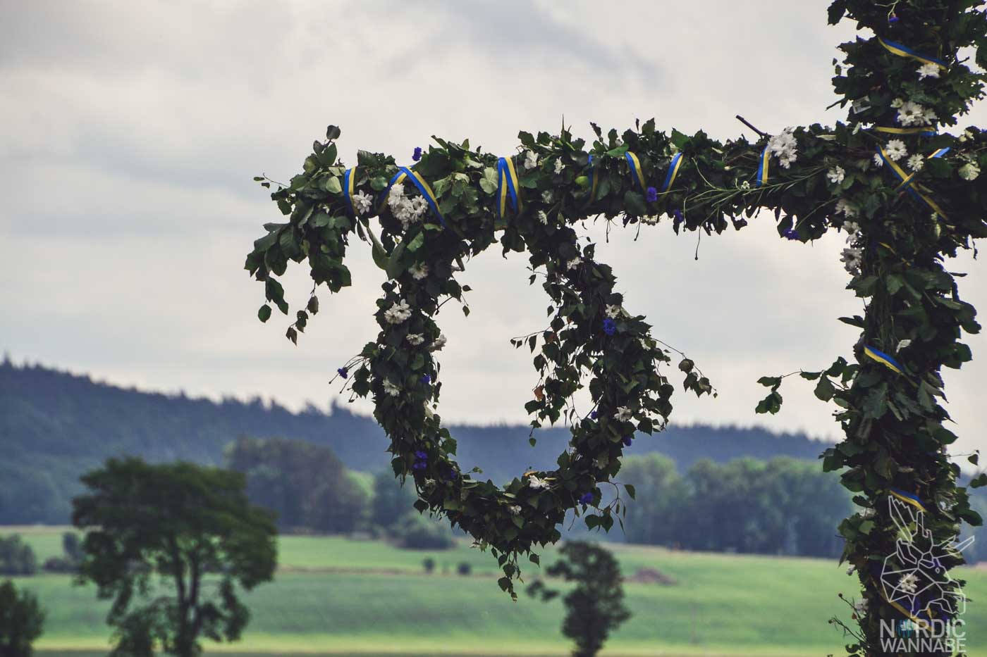 Am Abend gibt es dann einen weiteren Brauch. Sieben gepflückte Wildblumen werden unter das Kopfkissen gelegt und dann träumt man von der Person, die man später heiraten wird.