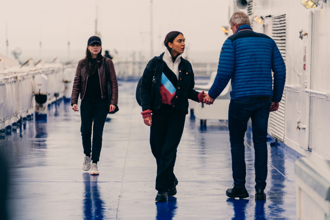 Verbrechen am Fjord: Neue Freunde": Kati (Karin Franz Körlof) ist mit Ella (Sarah Gustafsson) auf einer Fähre. Ella (Sarah Gustafsson) bekommt von einem Kontakt einen Autoschlüssel.